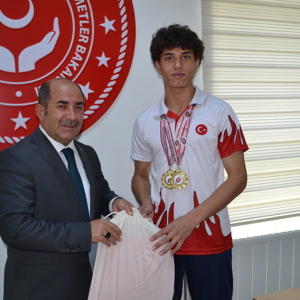 İL MÜDÜRÜMÜZ ŞAMPİYON GENÇLERLE BİR ARAYA GELDİ - fotoğraf 2