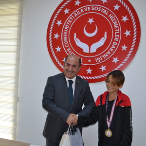 İL MÜDÜRÜMÜZ ŞAMPİYON GENÇLERLE BİR ARAYA GELDİ - fotoğraf 3