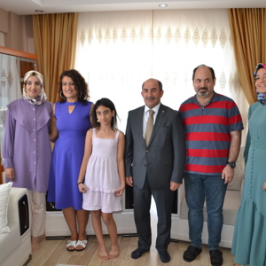 İL MÜDÜRÜMÜZ KORUYUCU AİLEMİZ YILDIRIM VE MEHTAP YAŞBAY ÇİFTİNİ EVİNDE ZİYARET ETTİ - fotoğraf 2
