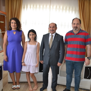İL MÜDÜRÜMÜZ KORUYUCU AİLEMİZ YILDIRIM VE MEHTAP YAŞBAY ÇİFTİNİ EVİNDE ZİYARET ETTİ - fotoğraf 1