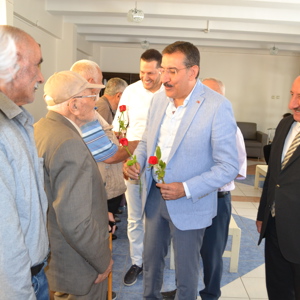 AK PARTİ MALATYA MİLLETVEKİLİ VE MKYK ÜYESİ BÜLENT TÜFENKÇİ, BABALAR GÜNÜ MÜNASEBETİYLE HUZUREVİ SAKİNLERİNİ ZİYARET ETTİ - fotoğraf 2