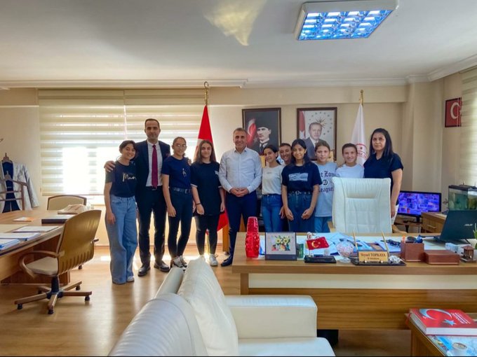 Çocuk Hakları komite üyesi çocuklarımız il müdürümüze konuk oldu.Çocuklarımız, komite faaliyetleri ve yaptıkları çalışmaları anlattılar. 