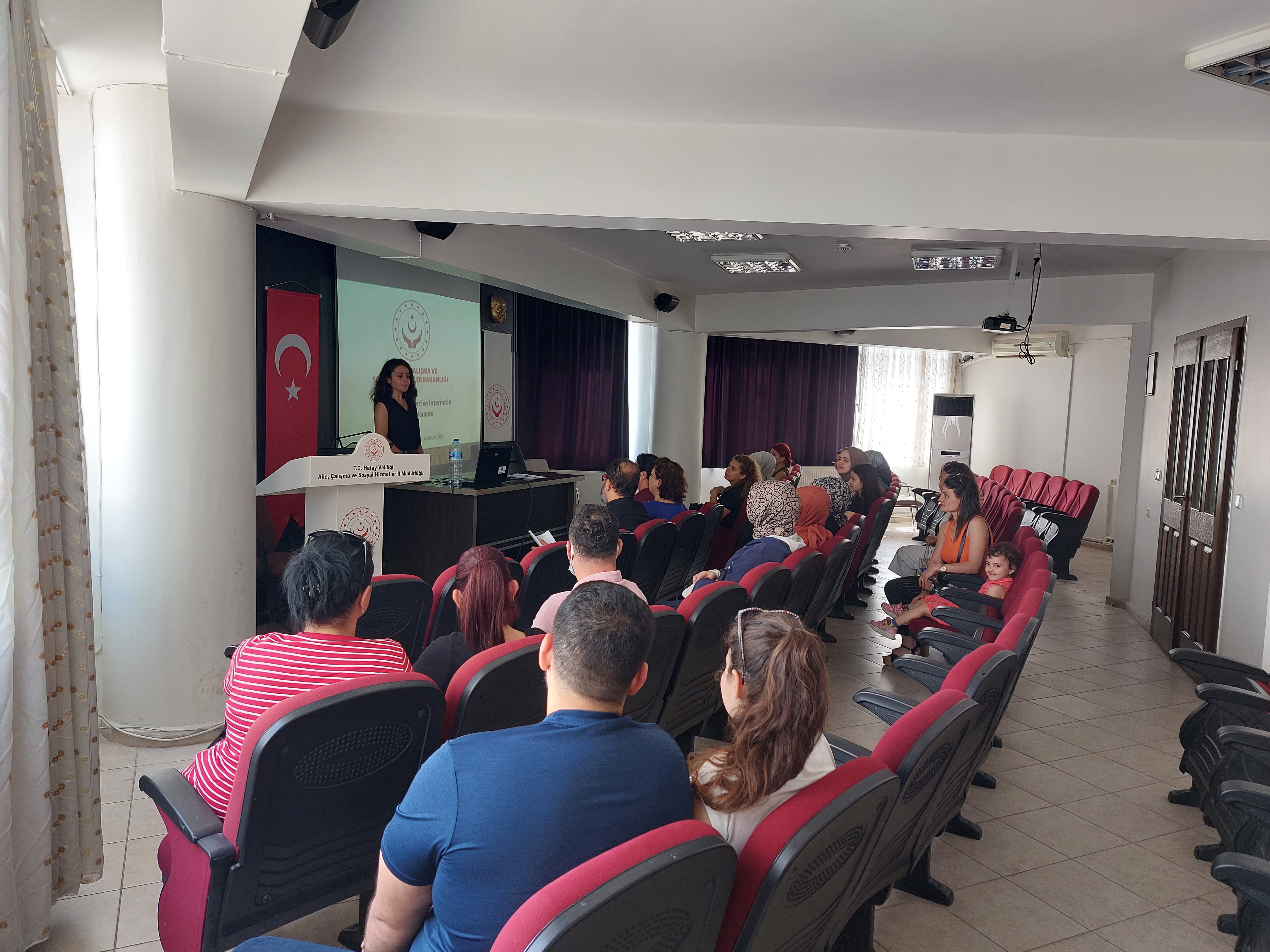 Antakya ilçemizde bulunan Kreş ve Gündüz Bakımevi personelleri ve velilerine “Dijital Risklere Karşı Çocukların Güvenliği” konulu seminer verildi.