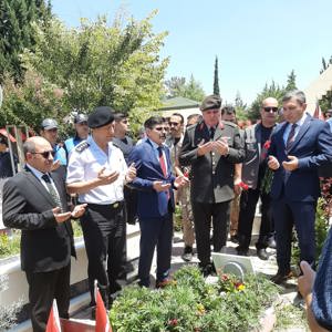 KURBAN ARİFESİNDE ŞEHİTLİK ZİYARET EDİLDİ - fotoğraf 1