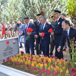 15 Temmuz Milli Birlik Günü Etkinlikleri Kapsamında Şehitlik Ziyaret Edildi - fotoğraf 1