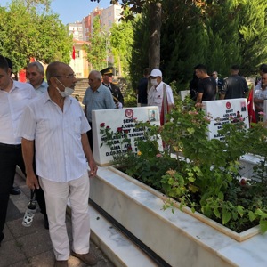 30 Ağustos Zafer Bayramı'nda Tarsus Huzurevi büyüklerimiz, vatanımız ve bayrağımız için gözünü kırpmadan canını veren aziz şehitlerimizi kabirleri başında dualarla andılar. Ruhları şad olsun. - fotoğraf 1