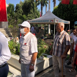 30 Ağustos Zafer Bayramı'nda Tarsus Huzurevi büyüklerimiz, vatanımız ve bayrağımız için gözünü kırpmadan canını veren aziz şehitlerimizi kabirleri başında dualarla andılar. Ruhları şad olsun. - fotoğraf 2