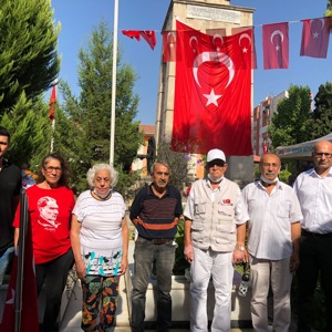 30 Ağustos Zafer Bayramı'nda Tarsus Huzurevi büyüklerimiz, vatanımız ve bayrağımız için gözünü kırpmadan canını veren aziz şehitlerimizi kabirleri başında dualarla andılar. Ruhları şad olsun. - fotoğraf 3