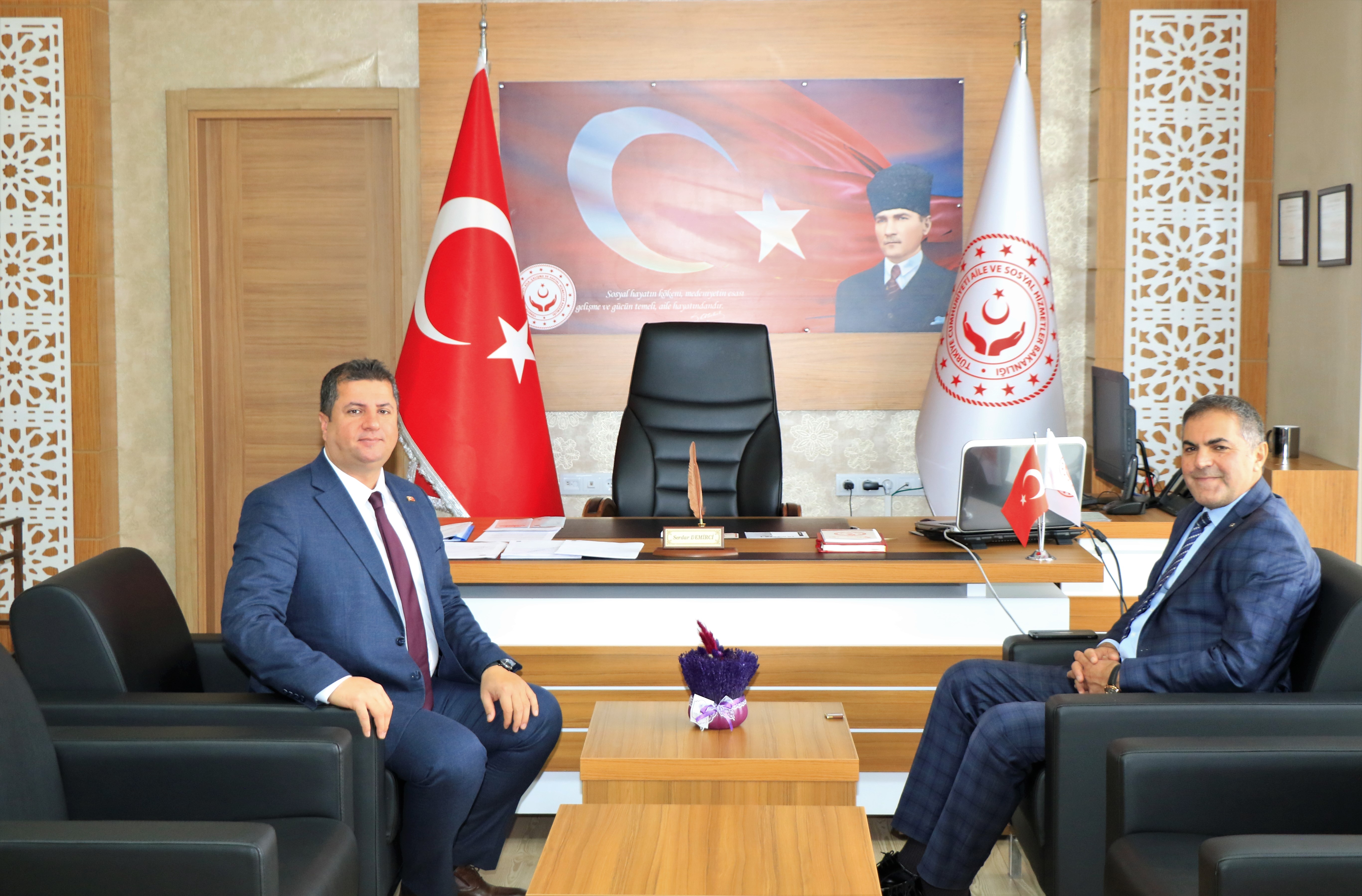 Erzincan İl Özel İdaresi Genel Sekreteri Yaşar Felekoğlu, İl Müdürümüz Serdar Demirci’yi makamında ziyaret ederek hayırlı olsun temennisinde bulundu.