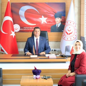 Kadın ve Demokrasi Derneği (KADEM) Erzincan Temsilcisi Büşra Eren, İl Müdürümüz Serdar Demirci’yi makamında ziyaret ederek hayırlı olsun temennisinde bulundu. - fotoğraf 1