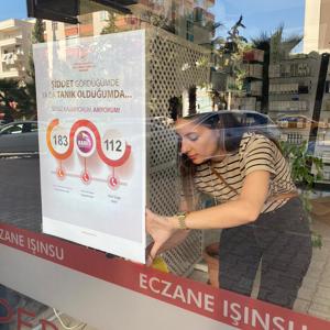 Mezitli SHM tarafından Kadına Yönelik Şiddetle Mücadele İl Eylem Planı kapsamında ilçede bulunan eczanelere “Şiddetle Mücadeleye İlişkin Farkındalık“ afişleri asılmıştır. - fotoğraf 2