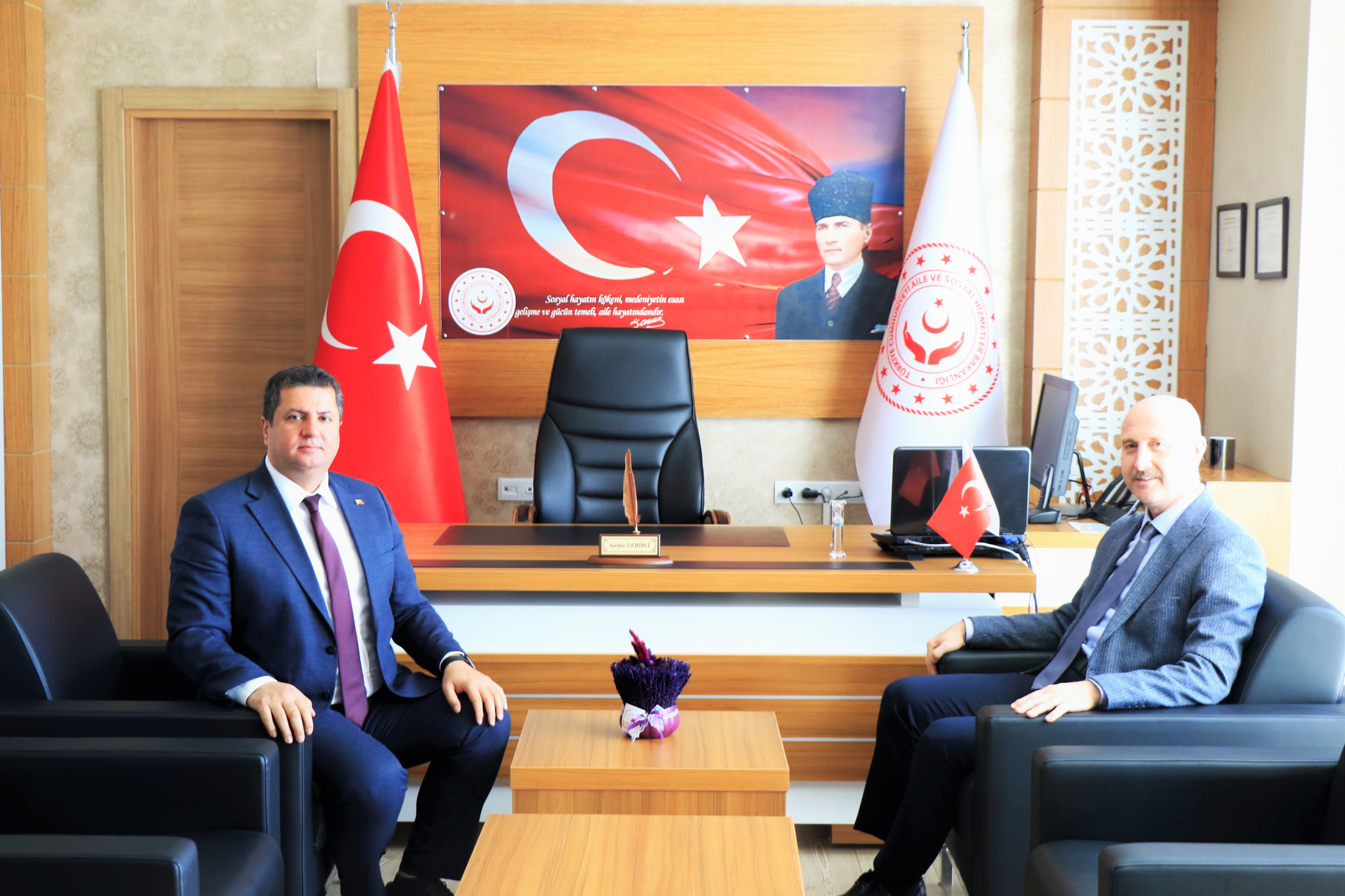 Tapu ve Kadastro Bölge Müdürü Mehmet Arif Ök, İl Müdürümüz Serdar Demirci’yi makamında ziyaret ederek hayırlı olsun temennisinde bulundu.