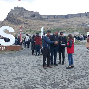 Kars Valiliği, Serhat Kalkınma Ajansı (SERKA), Ticaret ve Sanayi Odası iş birliğiyle bu yıl 2’ncisi düzenlenen ‘Kars Peynir Festivali’nde İl Müdürlüğümüze bağlı kuruluşumuz ŞÖNİM personelleri tarafından "Kadına El Kal-Ka-Maz"mottosu kapsamında bilgilendirme çalışması yapıldı. - fotoğraf 1