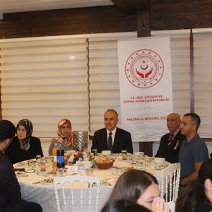 Şehit Yakınları ve Kahraman Gazilerimiz Onuruna Düzenlenen Akşam Yemeğinde Bir Araya Geldik. - fotoğraf 2