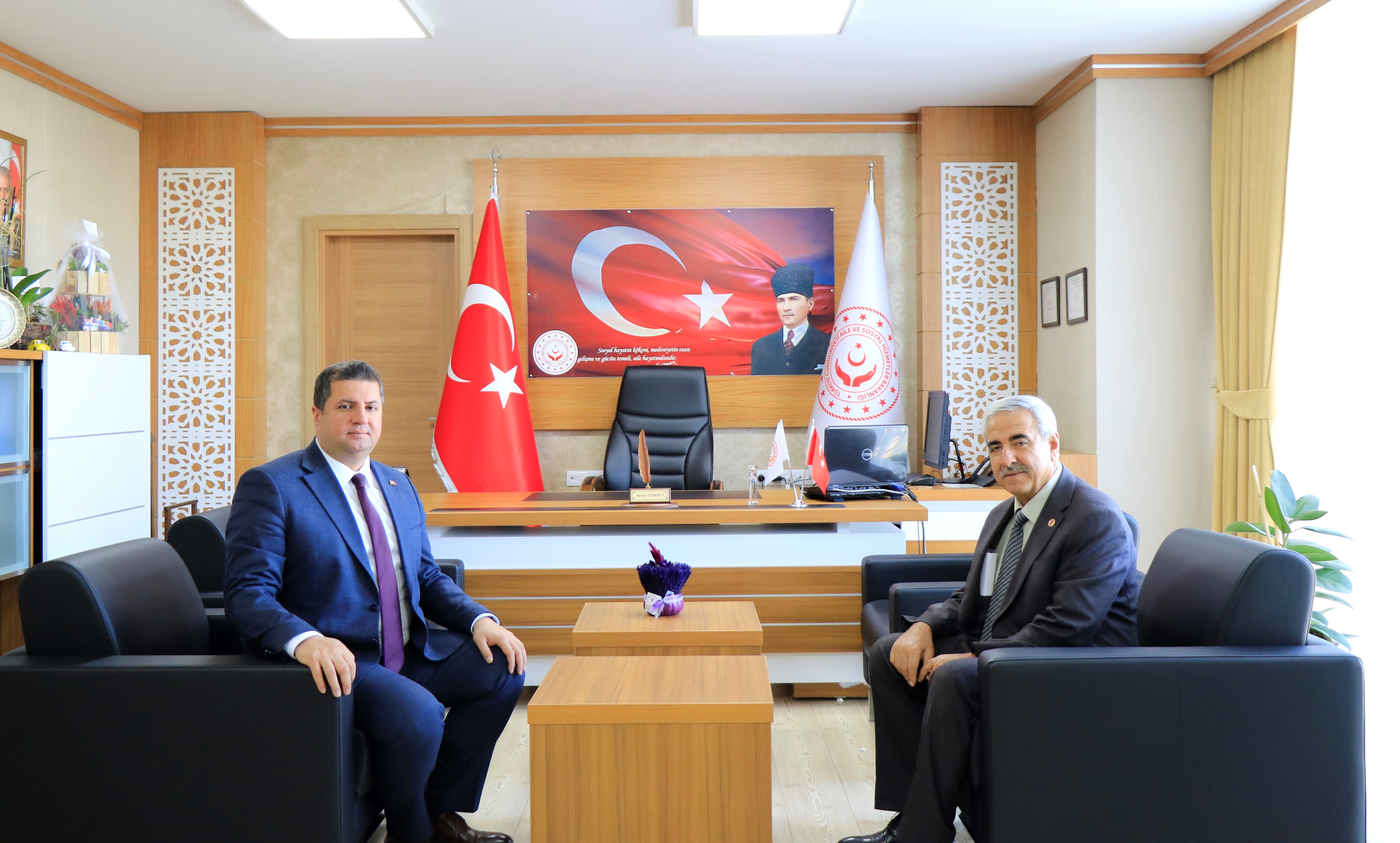 Erzincan Muharip Gaziler Derneği Başkanı Sabri Taş  , İl Müdürümüz Serdar DEMİRCİ’yi makamında ziyaret ederek hayırlı olsun temennisinde bulundu.