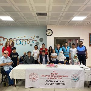 Müdürlüğümüz Çocuk Hakları Koordinatörlüğünce komite üyesi çocuklarımızla Erdemli Huzurevi'nde kalmakta olan büyüklerimizi ziyaret ederek 1 Ekim Dünya Yaşlılar Günü'nü kutladık. - fotoğraf 1