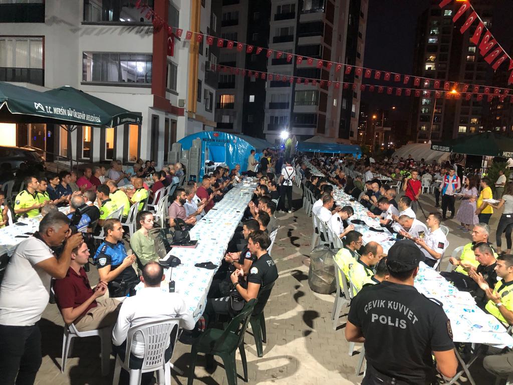 Kahraman şehidimiz Polis Memuru Sedat GEZER için Sn Valimiz Ali Hamza PEHLİVAN'ın da katılımıyla mevlid programı düzenlendi. Aziz şehidimizin ruhu şad olsun.  - fotoğraf 4