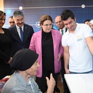Bakanımız Sayın Derya Yanık Özden Huzurevinde "Dijital Bahar Odası" açılışına katıldı - fotoğraf 11