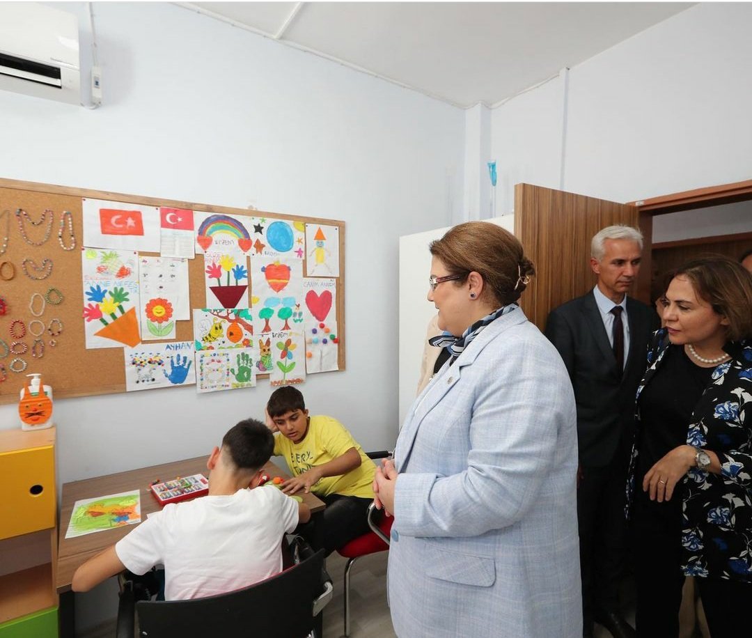 Bakanımız Sn. Derya YANIK, Mersin Otizm Gündüzlü Bakım Rehabilitasyon Ve Aile Danışma Merkezi'mizi ziyaret etti. - fotoğraf 1