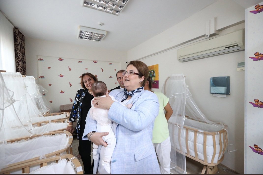 Bakanımız Sn.Derya YANIK,çocuk evleri sitemizi ziyaret etti. Tüm çabamız çocuklarımızın sağlıklı büyümesi için.  - fotoğraf 1