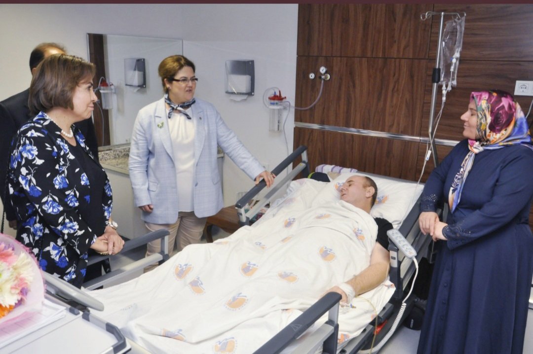 Bakanımız Sn.Derya YANIK,polisevine düzenlenen hain saldırıda yaralanan Polis Memurumuz Abdülkadir ÖZTÜRK'ü hastanede ziyaret etti. Polis Memurumuza acil şifalar diliyoruz - fotoğraf 1
