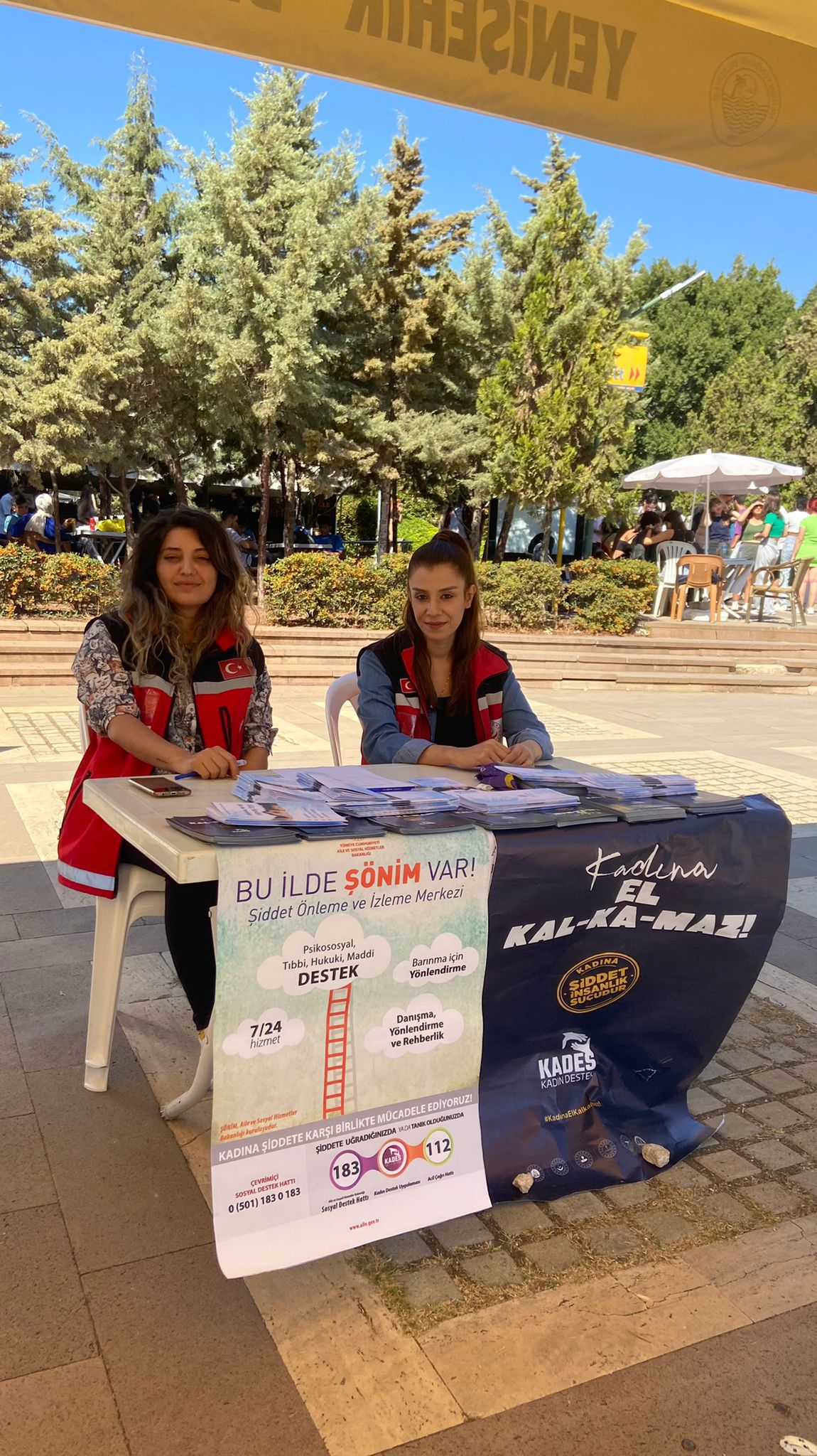 Mersin ŞÖNİM tarafından Mersin Üniversitesi Cumhuriyet alanında "Kadına Yönelik Şiddetle Mücadele" kapsamında stand açılarak Alo183 ve KADES uygulamaları konularında broşür dağıtıldı. - fotoğraf 2