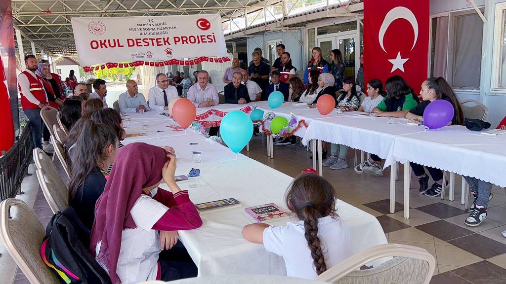 11 Ekim Dünya Kız Çocukları Günü'nde Erdemli SHM, Kaymakam ve kurum müdürlerinin katılımı, Kızılay işbirliğiyle Okul Destek Projesinden yararlanan çocuklarımız ile etkinlikte  biraraya gelerek çocuklarımıza çeşitli hediyeler takdim ettiler.  - fotoğraf 1