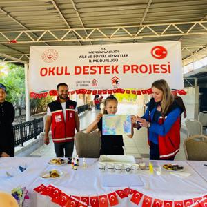 11 Ekim Dünya Kız Çocukları Günü'nde Erdemli SHM, Kaymakam ve kurum müdürlerinin katılımı, Kızılay işbirliğiyle Okul Destek Projesinden yararlanan çocuklarımız ile etkinlikte  biraraya gelerek çocuklarımıza çeşitli hediyeler takdim ettiler. - fotoğraf 1