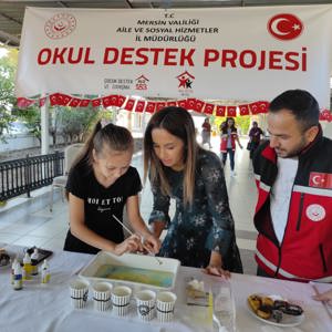 11 Ekim Dünya Kız Çocukları Günü'nde Erdemli SHM, Kaymakam ve kurum müdürlerinin katılımı, Kızılay işbirliğiyle Okul Destek Projesinden yararlanan çocuklarımız ile etkinlikte  biraraya gelerek çocuklarımıza çeşitli hediyeler takdim ettiler. - fotoğraf 3