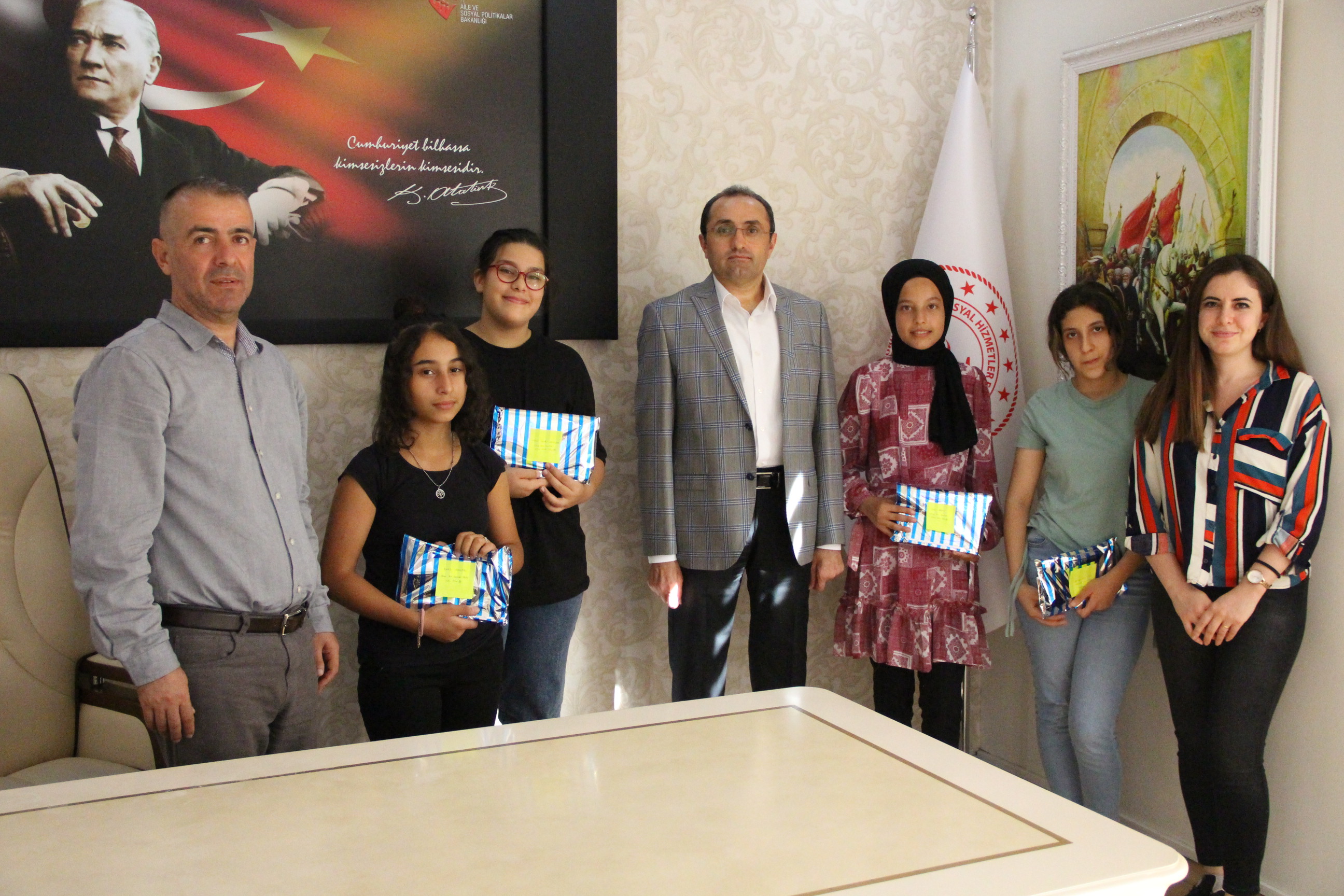 Okul destek projesinden yararlanan çocuklarımız, il müdürümüzü ziyaret etti.