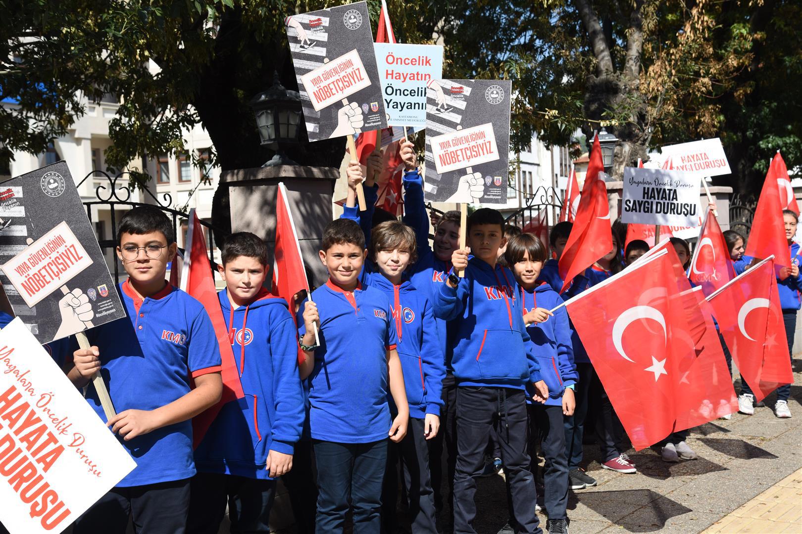İlimizde Öğrenciler “Yayalara Öncelik Duruşu, Hayata Saygı Duruşu"” Sloganıyla Yaya Geçitlerini Kırmızıya Boyadı - fotoğraf 1