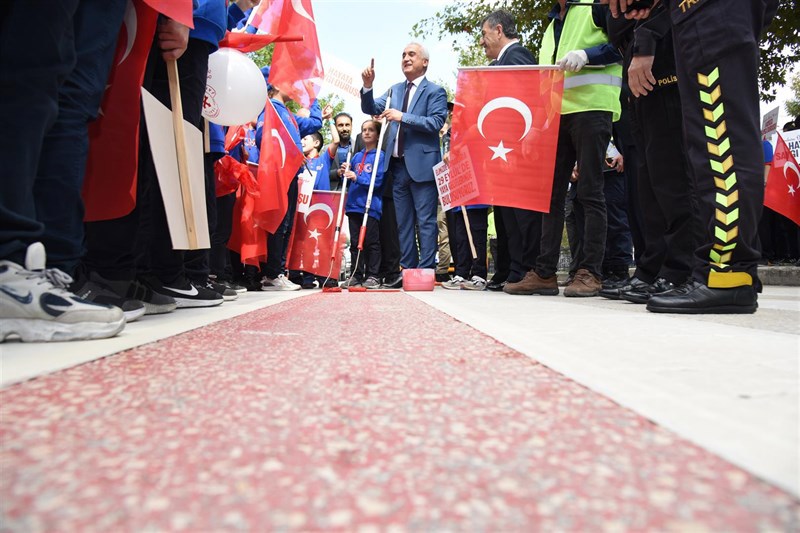 İlimizde Öğrenciler “Yayalara Öncelik Duruşu, Hayata Saygı Duruşu"” Sloganıyla Yaya Geçitlerini Kırmızıya Boyadı - fotoğraf 6