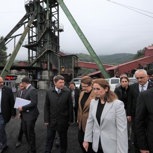 Bakanımız Derya Yanık Amasra’da Patlamanın Meydana Geldiği Maden Sahasında İncelemelerde Bulundu - fotoğraf 2