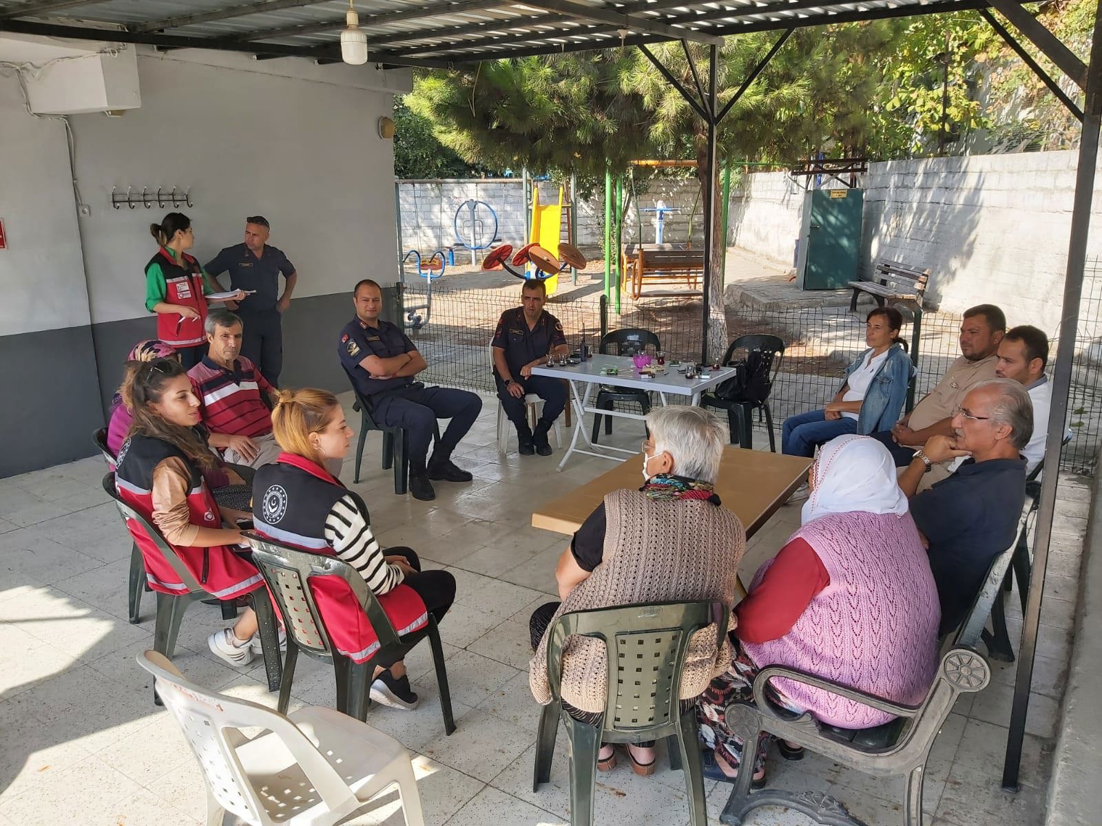 Mezitli SHM, "Kadına Yönelik Şiddetle Mücadele" ve "Dijital Bağımlılık" konularında Akarca ve Cemilli Mahallesindeki vatandaşlarımıza eğitim düzenlemiştir. - fotoğraf 2