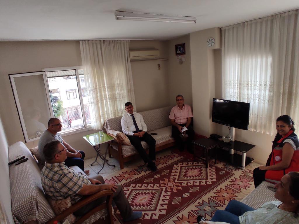 Akdeniz SHM, İlçe Kaymakamımızın da katılımı ile kahraman şehitlerimizin kıymetli ailelerini ziyaret ettiler. - fotoğraf 2