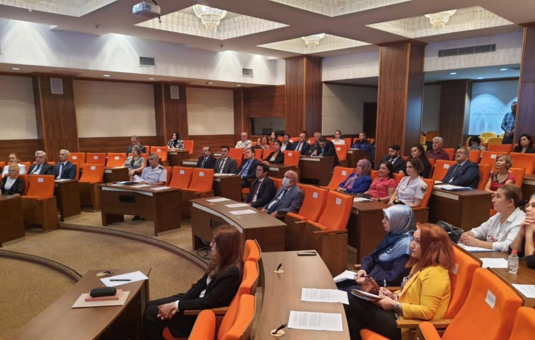 2022 yılının "3. Kadına Yönelik Şiddetle Mücadele İl Koordinasyon, İzleme ve Değerlendirme Komisyonu Toplantısı" Vali Yardımcımız Abdulhamit ERGUVAN başkanlığında paydaş kurum temsilcilerinin katılımıyla gerçekleştirildi.  - fotoğraf 1