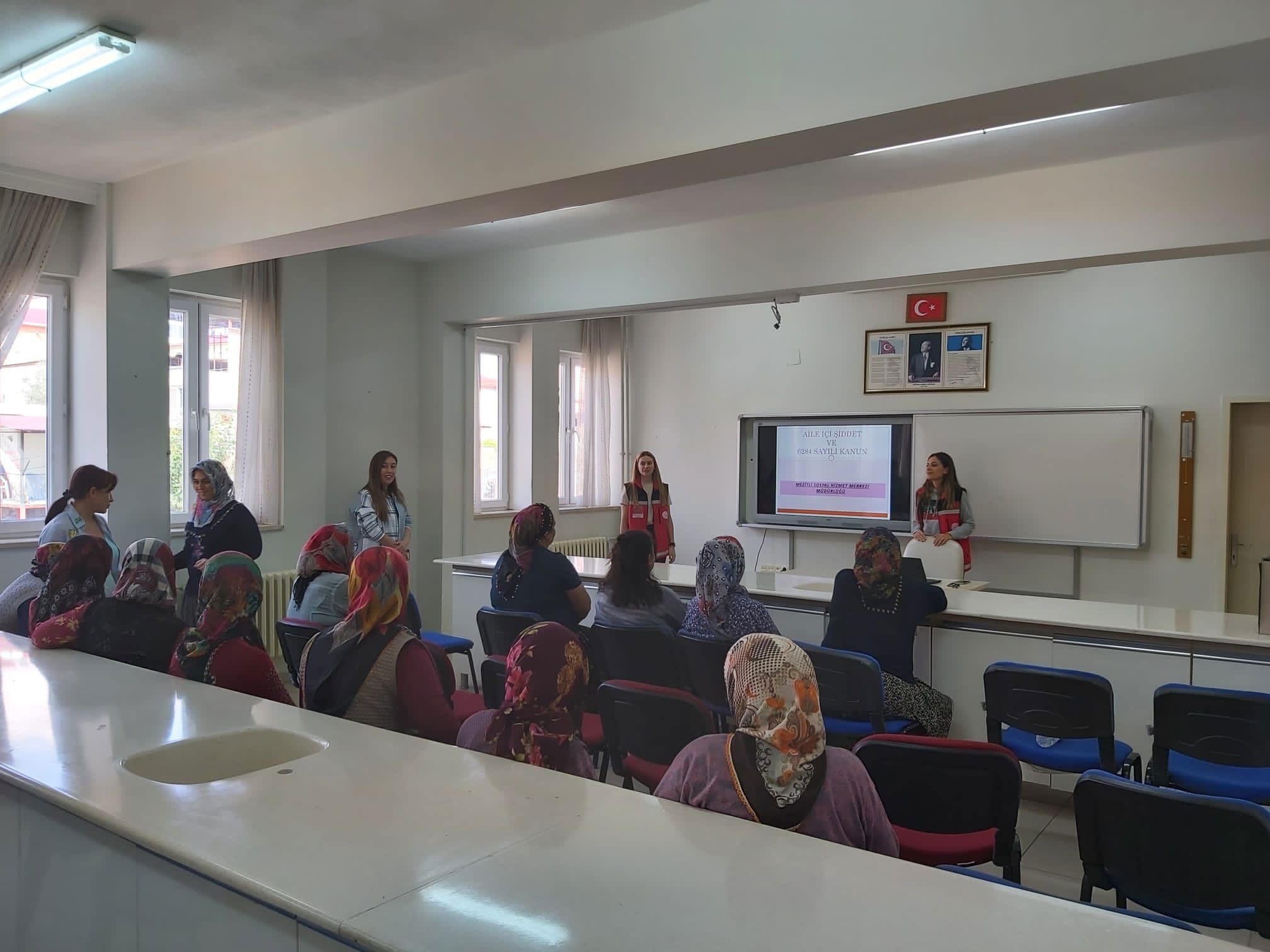 Mezitli SHM "Kadına Yönelik Şiddetle Mücadele ," Erken Yaşta Zorla Evlilik" ve" Dijital Bağımlılık ile Mücadele" konularında Bozön Mahallesi'nde ikamet eden kadın vatandaşlarımıza eğitim gerçekleştirdi. - fotoğraf 2