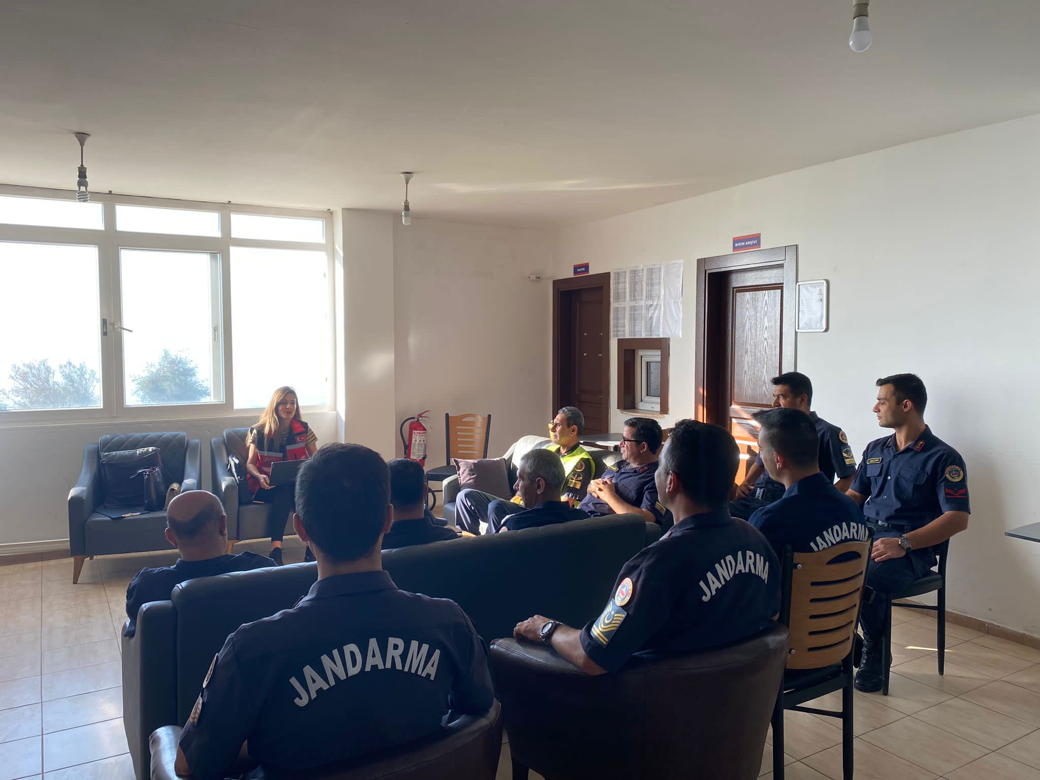 Mezitli SHM tarafından “Kadına Yönelik Şiddetle Mücadelede 5 Milyon Erkeğe Farkındalık Eğitimi “ kapsamında Mezitli İlçe Jandarma  personellerine farkındalık eğitimi gerçekleştirildi. - fotoğraf 2