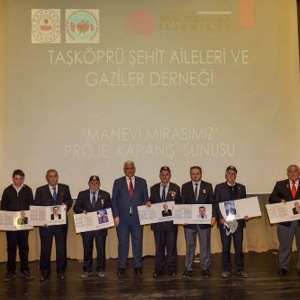 “Manevi Mirasımız” adlı projenin kapanış programında 16 Şehit ailesine ve 24 Gaziye fotoğraf albümü takdim edildi.  - fotoğraf 2