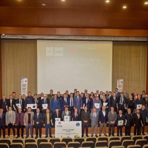 “Manevi Mirasımız” adlı projenin kapanış programında 16 Şehit ailesine ve 24 Gaziye fotoğraf albümü takdim edildi.  - fotoğraf 1