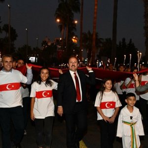 Cumhuriyetimizin 99. yaşında ellerimizde bayraklarımızla çocuklarımız, personellerimiz,il müdürümüz,vatandaşlarımız ve Valimiz Sn.Ali Hamza PEHLİVAN'ın da katılımıyla Fener Alayı Yürüyüşü düzenlendi. - fotoğraf 3
