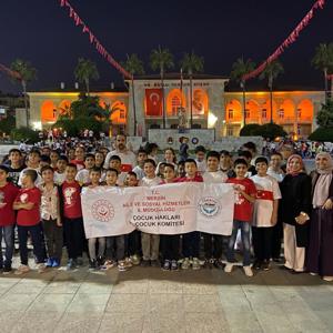İl Müdürlüğümüz Çocuk Hakları komite üyesi çocuklarımızla Valimiz Sn.Ali Hamza PEHLİVAN'ın ve vatandaşlarımızın katılımıyla Fener Alayı Yürüyüşüne katıldık.  - fotoğraf 1