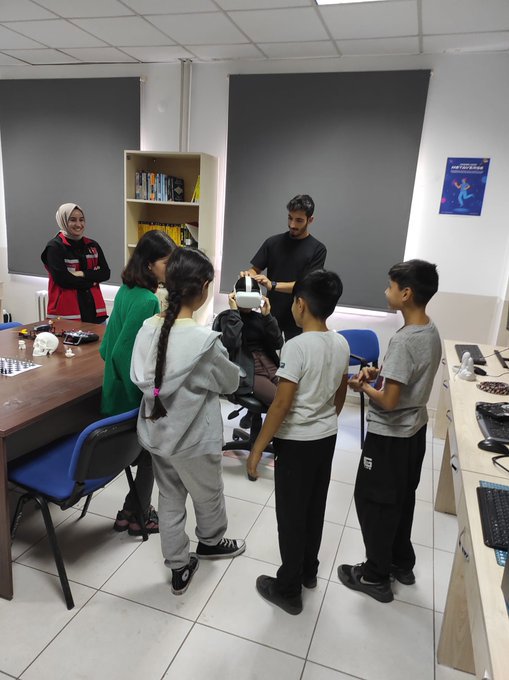 Erdemli SHM tarafından Okul Destek Projesi"inden yararlanan çocuklarımız Erdemli Meslek Yüksekokulu'nu ziyaret ettiler.Sanal gerçeklik gözlükleri ve 3D teknolojisini tanıyan çocuklarımız keyifli bir gün geçirdiler. - fotoğraf 1