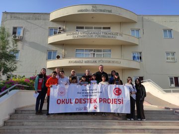 Erdemli SHM tarafından Okul Destek Projesi"inden yararlanan çocuklarımız Erdemli Meslek Yüksekokulu'nu ziyaret ettiler.Sanal gerçeklik gözlükleri ve 3D teknolojisini tanıyan çocuklarımız keyifli bir gün geçirdiler. - fotoğraf 2