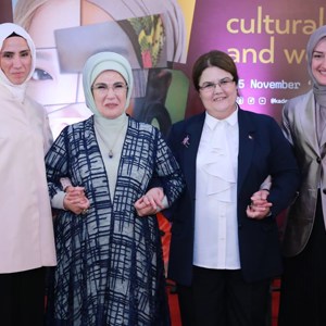 Emine Erdoğan Hanımefendi ve Bakanımız Derya Yanık, 5. Uluslararası Kadın Ve Adalet Zirvesi'nin Gala Programına Katıldı - fotoğraf 3