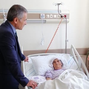 İl Müdürümüz Mahmut ÖZDEMİR Huzurevi Yaşlımızı Tedavi Gördüğü Hastanede Ziyaret Etti - fotoğraf 2