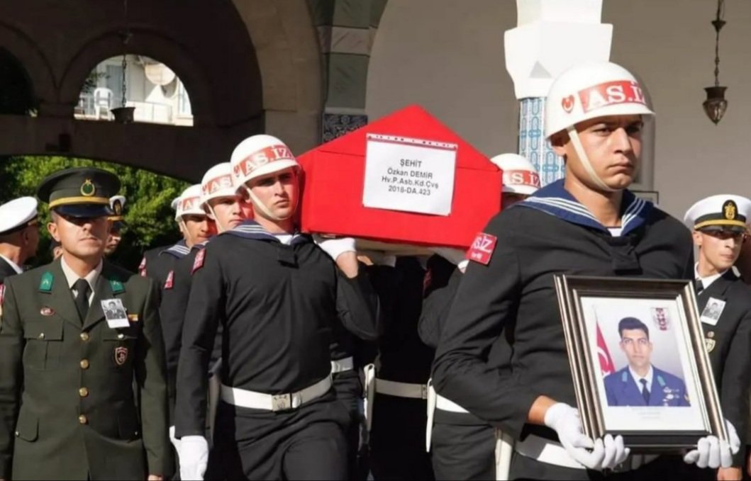 Kahraman şehidimiz P.Kd.Cvş.Özkan DEMİR'i Akbelen Mezarlığında dualarla Hakk'a uğurladık. Azîz şehidimize Allah'tan rahmet, ailemize sabır diliyoruz - fotoğraf 1