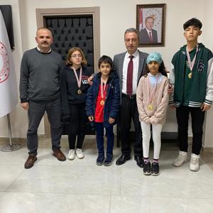 Satranç Turnuvası Birincilerine İl Müdürümüz İbrahim BAŞ'tan Madalya - fotoğraf 1