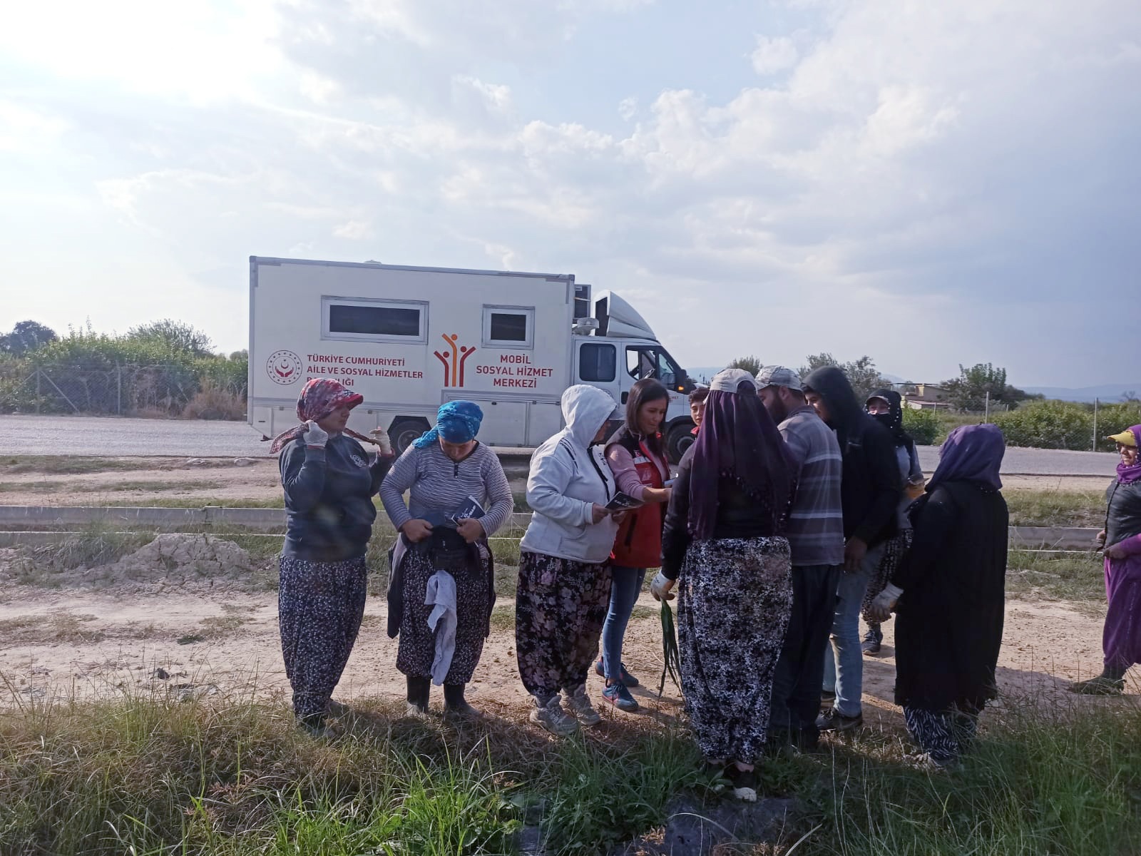Mobil Sosyal Hizmet Merkezi'mizle  vatandaşlarımızın sosyal yardım ve sosyal hizmet ihtiyaçlarını tespit etmek amacıyla saha çalışmalarımızı sürdürüyoruz.  - fotoğraf 2