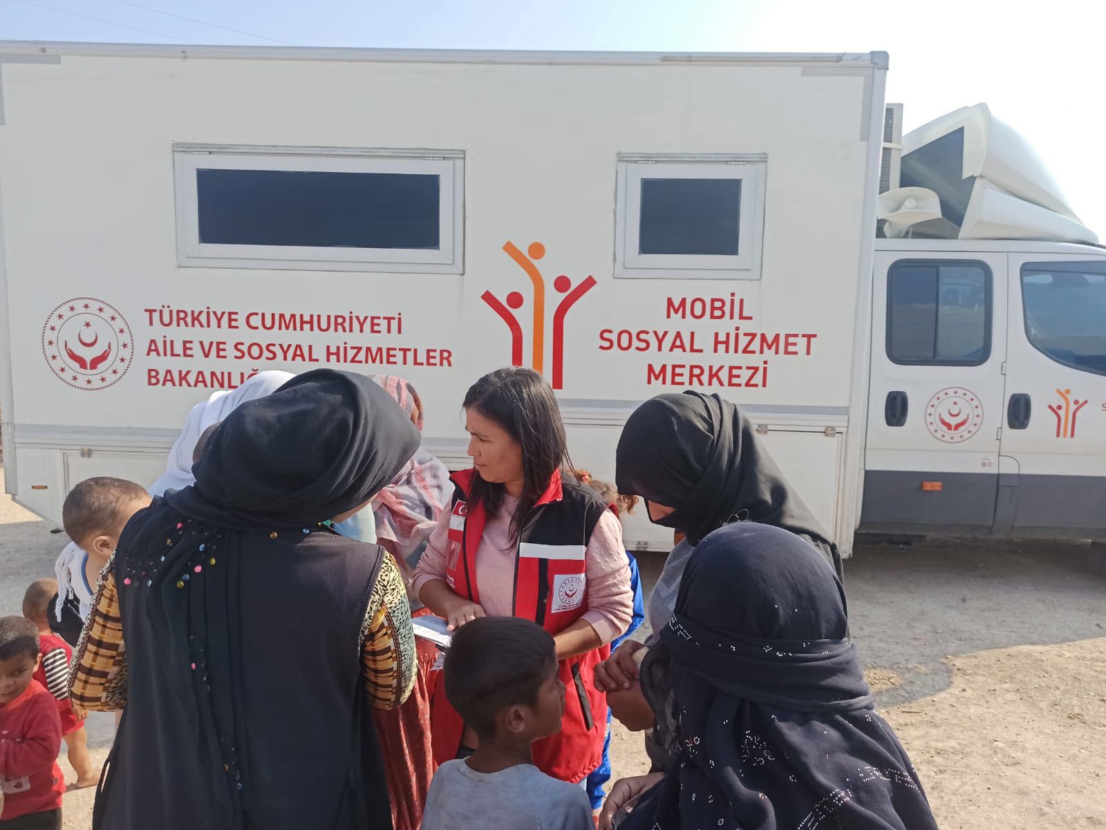 Mobil Sosyal Hizmet Merkezi'mizle  vatandaşlarımızın sosyal yardım ve sosyal hizmet ihtiyaçlarını tespit etmek amacıyla saha çalışmalarımızı sürdürüyoruz.  - fotoğraf 3